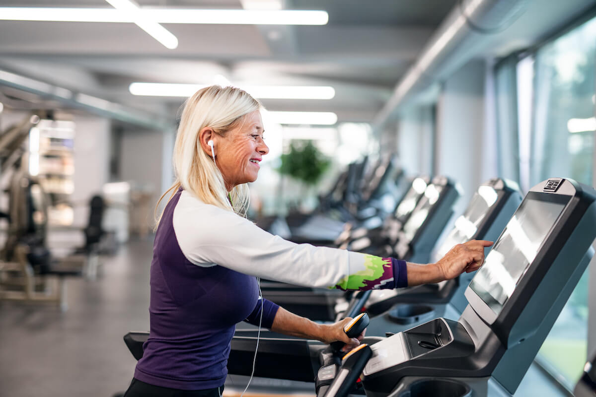 a-senior-woman-in-gym-doing-cardio-work-out-exerci-7XPHDB3 (1)